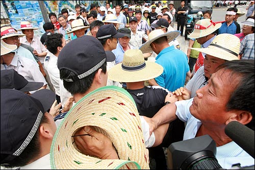 경찰이 술병을 찾기 위해 검문하는 과정에서 일부 농민들과 마찰이 벌어지기도 했다. 